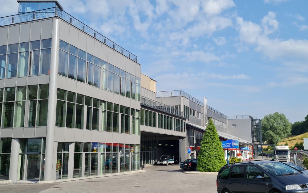 Autoklinika building